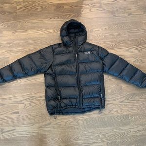 Men’s Mountain Hardware puffer jacket in black - size XL